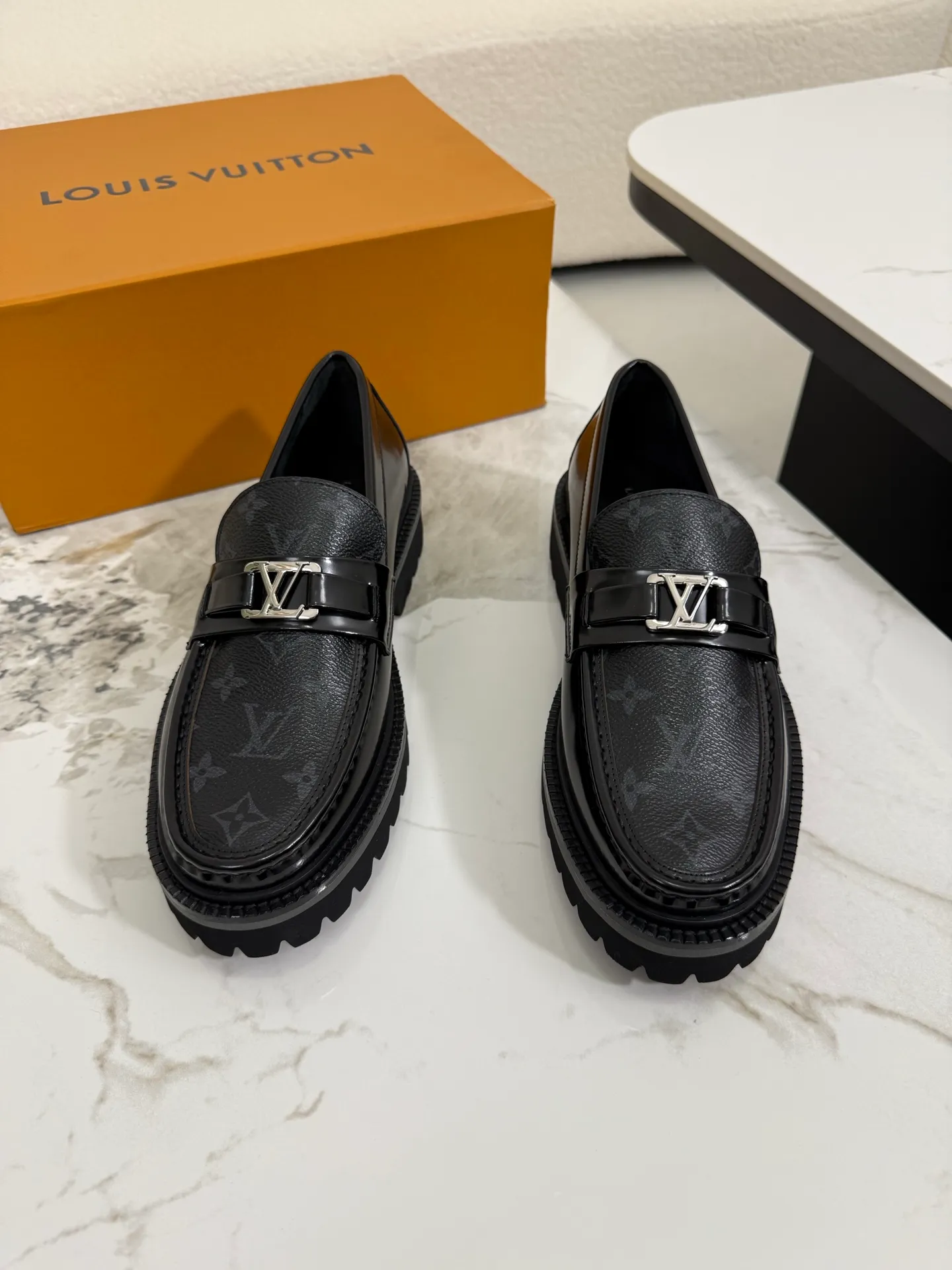 [L Family] Top P: 800💰 ▪️Size: 39-44 (38.45 custom-made) The top male god leather shoes Lv series are sold at the same time with original factory configuration, original cowhide fabric imported from Italy, soft and comfortable, imported water-dyed cow lining, soles: original ultra-light French foam outsole super comfortable, original factory with single goods 🔍🔍high quality, can be entered and exited at will, welcome to compare and synchronize.
